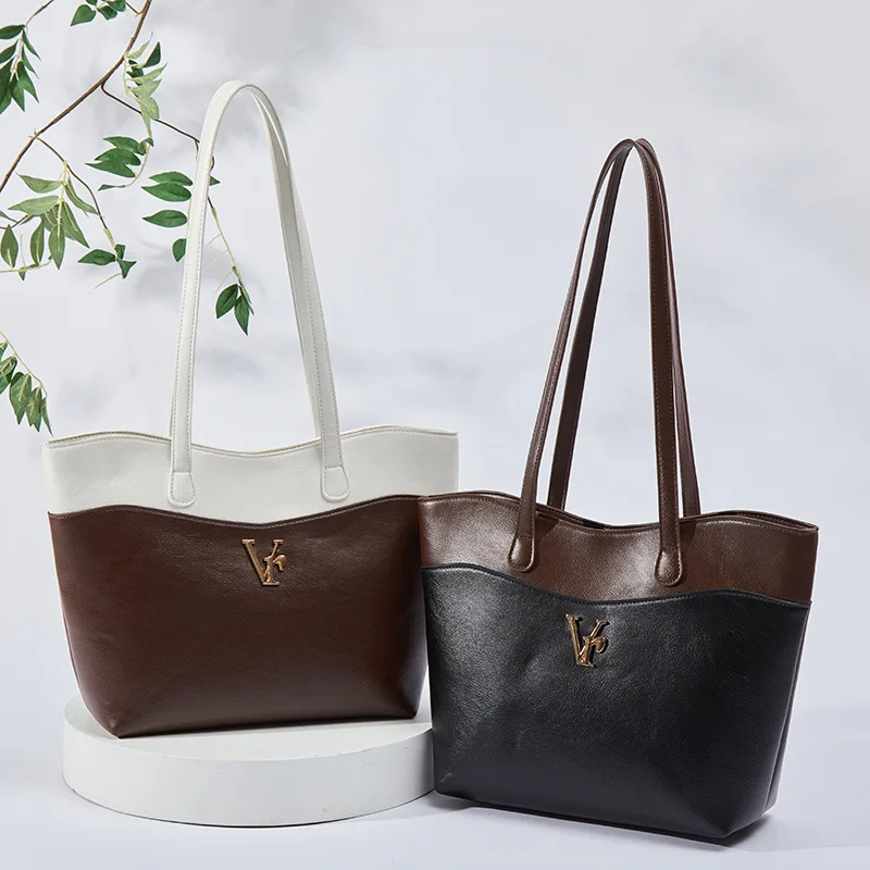 Two-Tone Patchwork Tote Bag for Women, Simple Soft Leather Shoulder Bag, Large Capacity Bag for Students and Office Workers, Color-Blocking Patchwork Tote Bag for Women, Large Capacity Shoulder Bag, Versatile Soft Leather Handbag for Commuting
Two-Tone Patchwork Tote Bag for Women, Simple Soft Leather Shoulder Bag, Large Capacity Bag for Students and Office Workers, Color-Blocking Patchwork Tote Bag for Women, Large Capacity Shoulder Bag, Versatile Soft Leather Handbag for Commuting