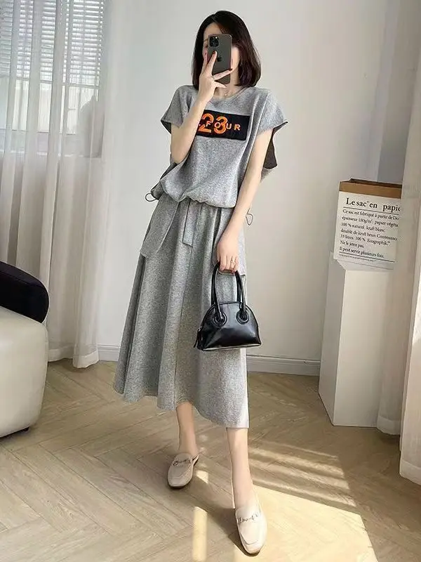Fashionable Loose Short Sleeve T-Shirt And Skirt Set plus Size Summer Outfit Casual Breathable Women's Clothing Set
Fashionable Loose Short Sleeve T-Shirt And Skirt Set plus Size Summer Outfit Casual Breathable Women's Clothing Set
