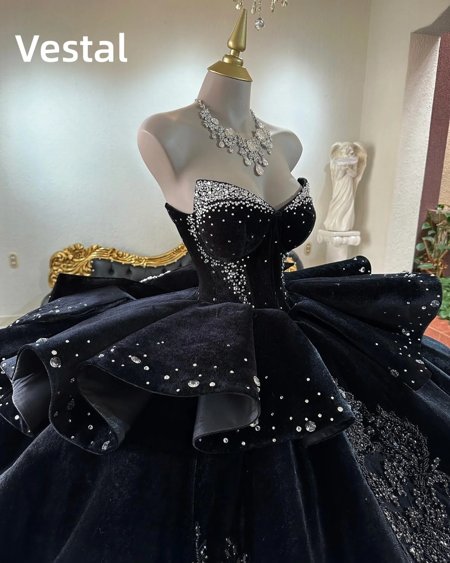 Black Princess Quinceanera Dress Beading Applique Off Shoulder Sweet 16 Elegant Velvet Ball Gown Birthday Party Customized
Black Princess Quinceanera Dress Beading Applique Off Shoulder Sweet 16 Elegant Velvet Ball Gown Birthday Party Customized