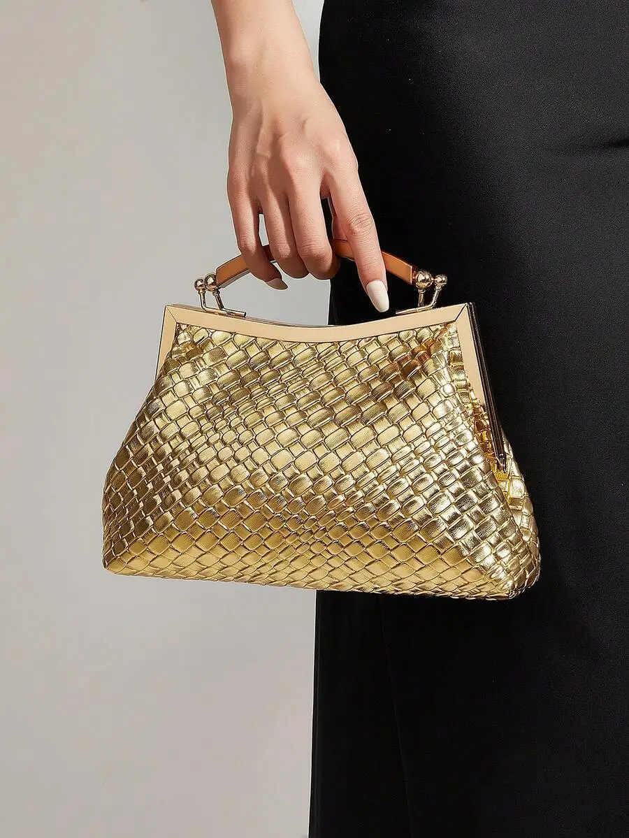 Женская золотая сумка-клатч с металлическим каркасом и плетеной текстурой, с верхней ручкой
Женская золотая сумка-клатч с металлическим каркасом и плетеной текстурой, с верхней ручкой