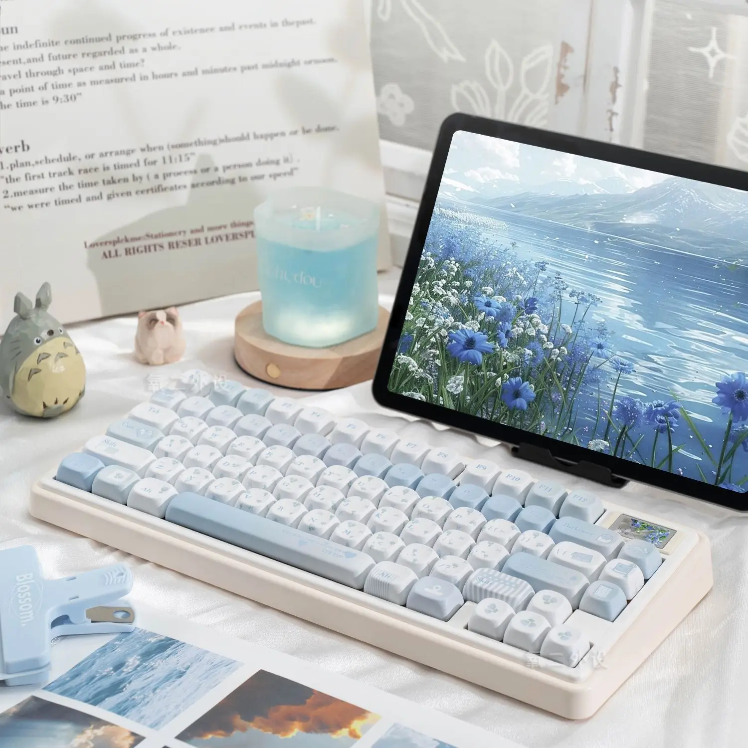 Fog blue flower keycap personality MOA original PBT sublimation magnetic axis wooting mechanical keyboard cap
Fog blue flower keycap personality MOA original PBT sublimation magnetic axis wooting mechanical keyboard cap