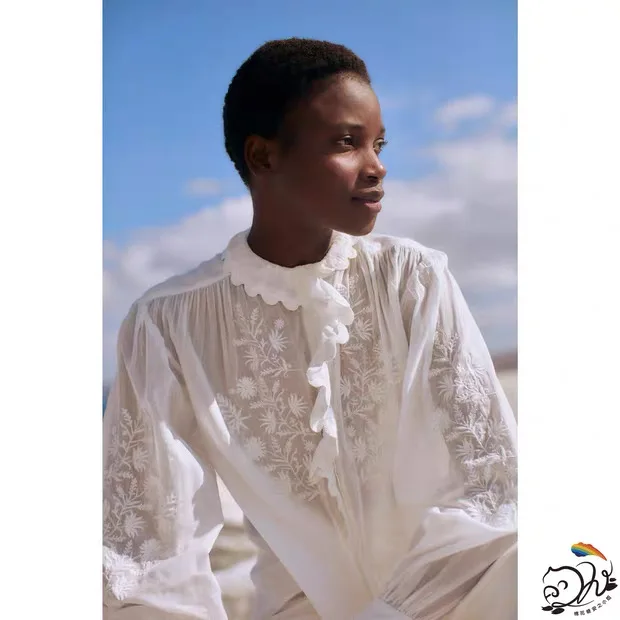 Artistic Trendy Paris LouisM Embroidered Lace Collar White Cotton Shirt Loose Fit Bubble Sleeve Stand Collar Spring 2026
Artistic Trendy Paris LouisM Embroidered Lace Collar White Cotton Shirt Loose Fit Bubble Sleeve Stand Collar Spring 2026