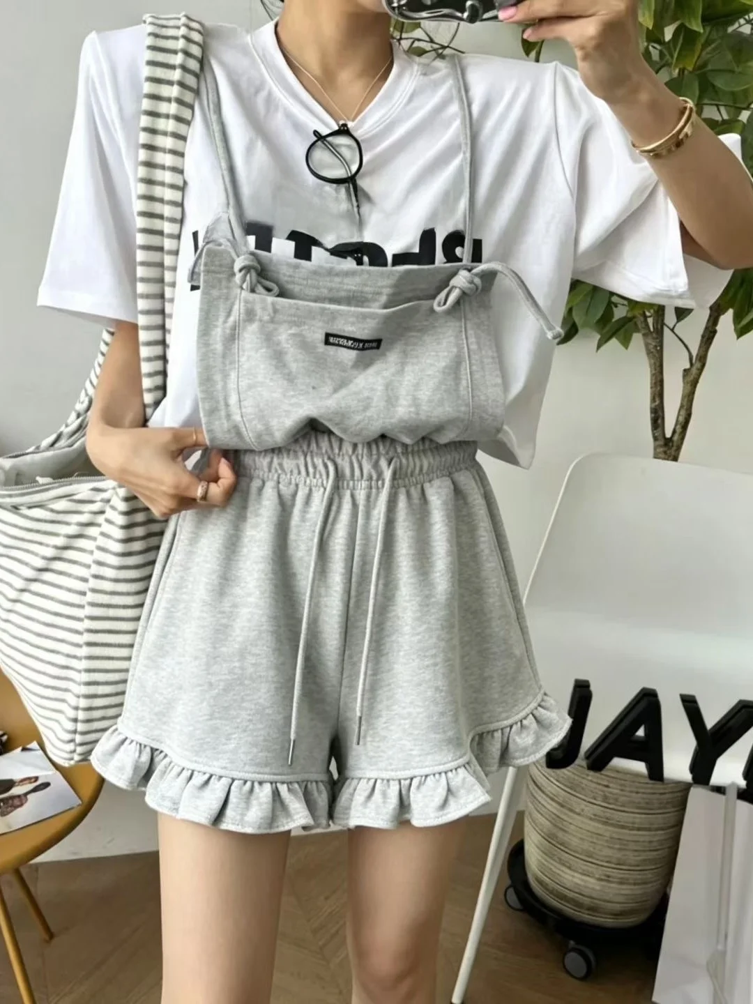 Anti-Aging High Waist Halter Shorts Women Loose Slimming Drawstring Casual Wide Leg Pants Overalls Korean Style Summer 2026
Anti-Aging High Waist Halter Shorts Women Loose Slimming Drawstring Casual Wide Leg Pants Overalls Korean Style Summer 2026
