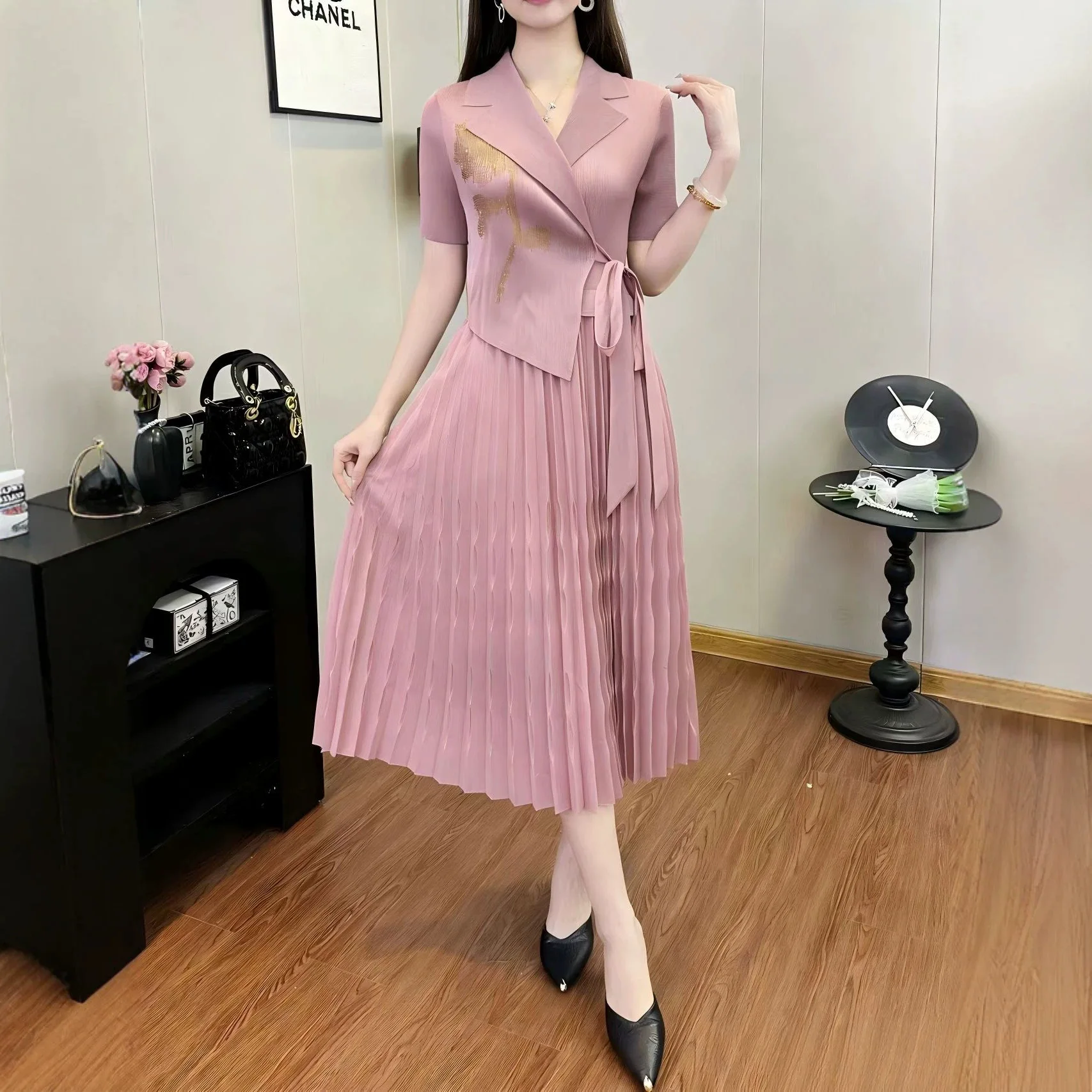 Miyake Pleated Women's Casual Dress 2026 New Waist Tie Suit Collar Short-sleeved Loose Fake Two-piece Elegant Dresses
Miyake Pleated Women's Casual Dress 2026 New Waist Tie Suit Collar Short-sleeved Loose Fake Two-piece Elegant Dresses