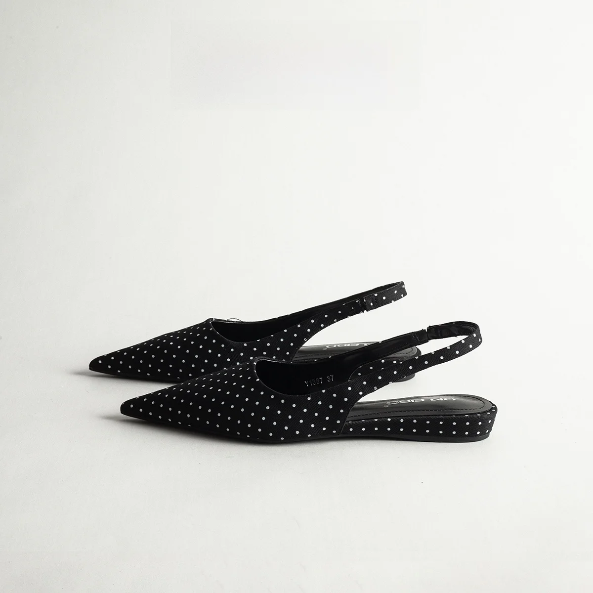 Silk Polka Dot Flat Bottom Sandals Women's Outdoor Summer Gentle Fairy Style Pointed Toe Comfortable Non-Slip Backless Shoes
Silk Polka Dot Flat Bottom Sandals Women's Outdoor Summer Gentle Fairy Style Pointed Toe Comfortable Non-Slip Backless Shoes