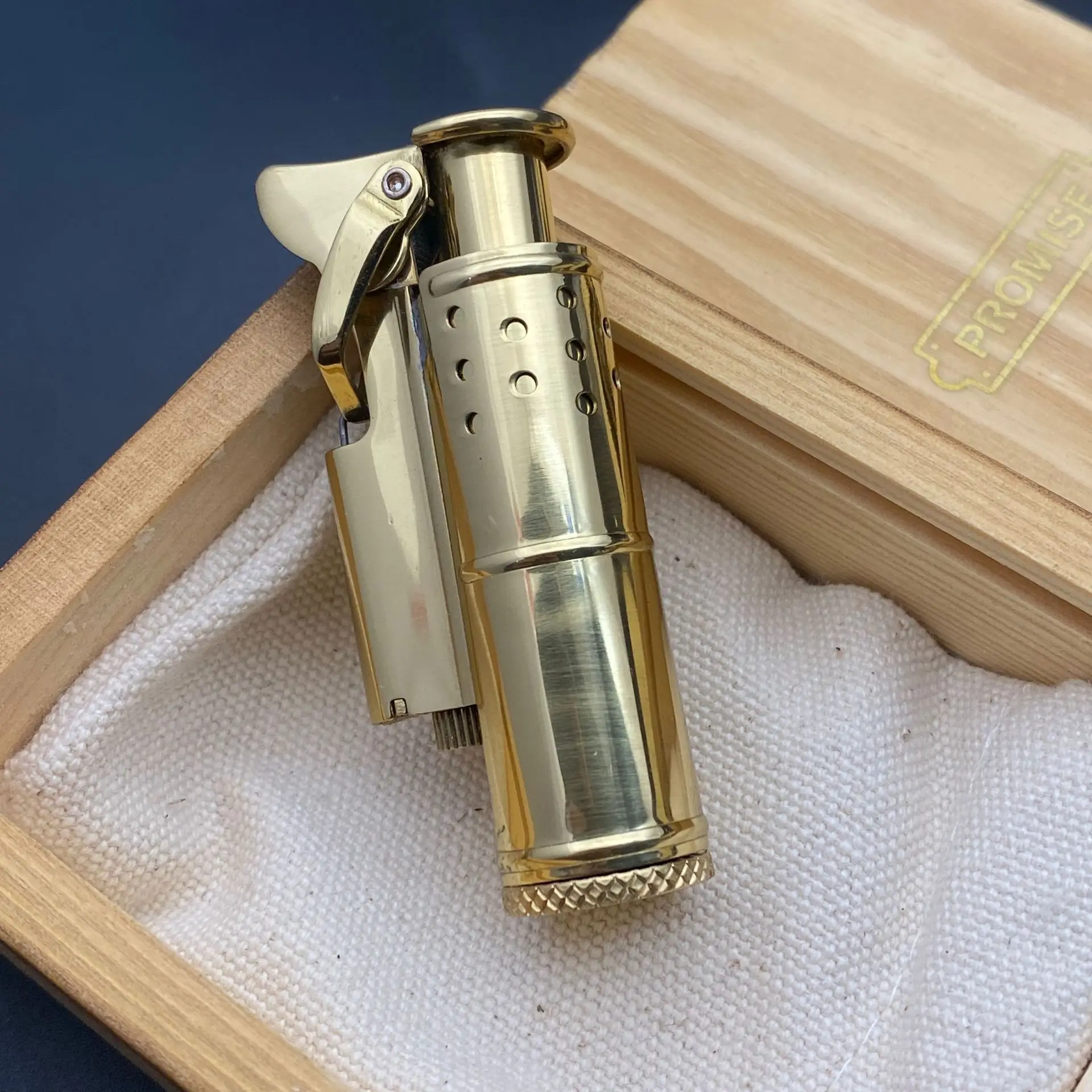 Vintage Trench Lighter Brass Windproof Grinding Wheel Flint Lighter Portable Creative Cigarette Lighter For Men Gift Collection
Vintage Trench Lighter Brass Windproof Grinding Wheel Flint Lighter Portable Creative Cigarette Lighter For Men Gift Collection