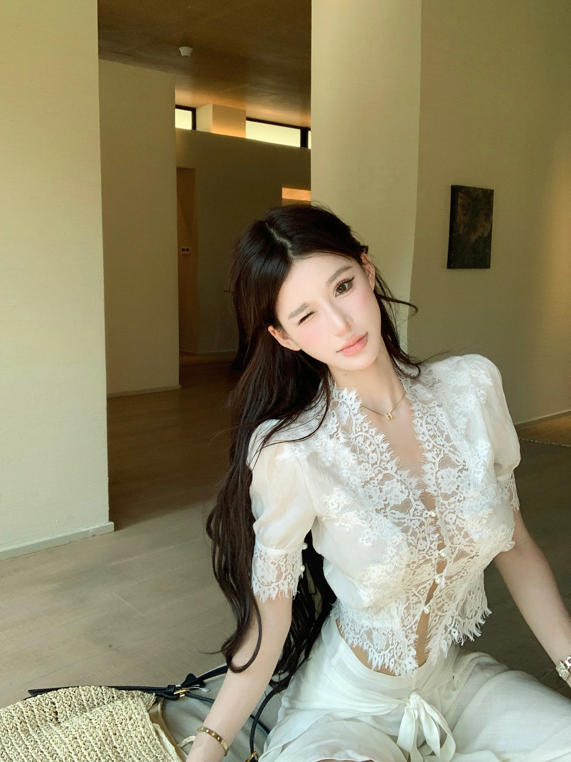 Elegant Lace Patchwork Short Sleeve Shirt Women's Summer 2026 Bubble Sleeve Shirt French Style V-neck Regular Fit Pure Color
Elegant Lace Patchwork Short Sleeve Shirt Women's Summer 2026 Bubble Sleeve Shirt French Style V-neck Regular Fit Pure Color