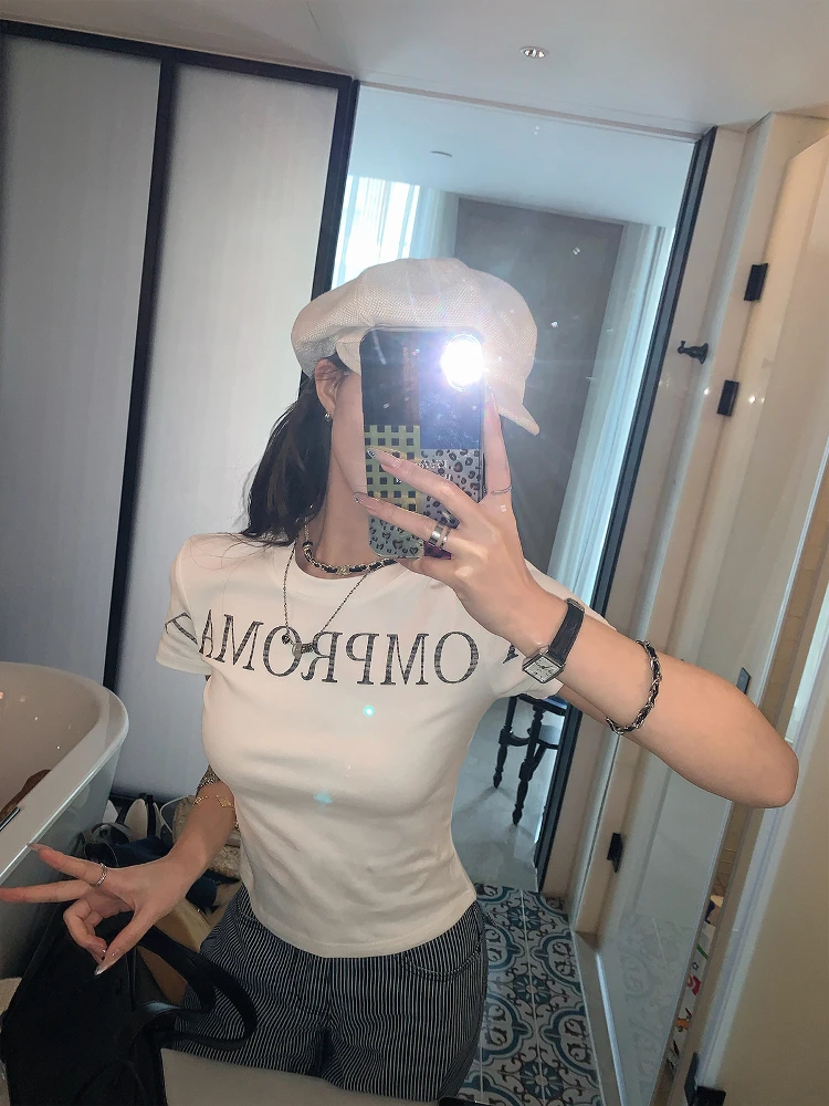 Женская укороченная футболка Yang Bubble с белым принтом, круглым вырезом и коротким рукавом, приталенная, в корейском стиле, для повседневной носки, мода 2025
Женская укороченная футболка Yang Bubble с белым принтом, круглым вырезом и коротким рукавом, приталенная, в корейском стиле, для повседневной носки, мода 2025