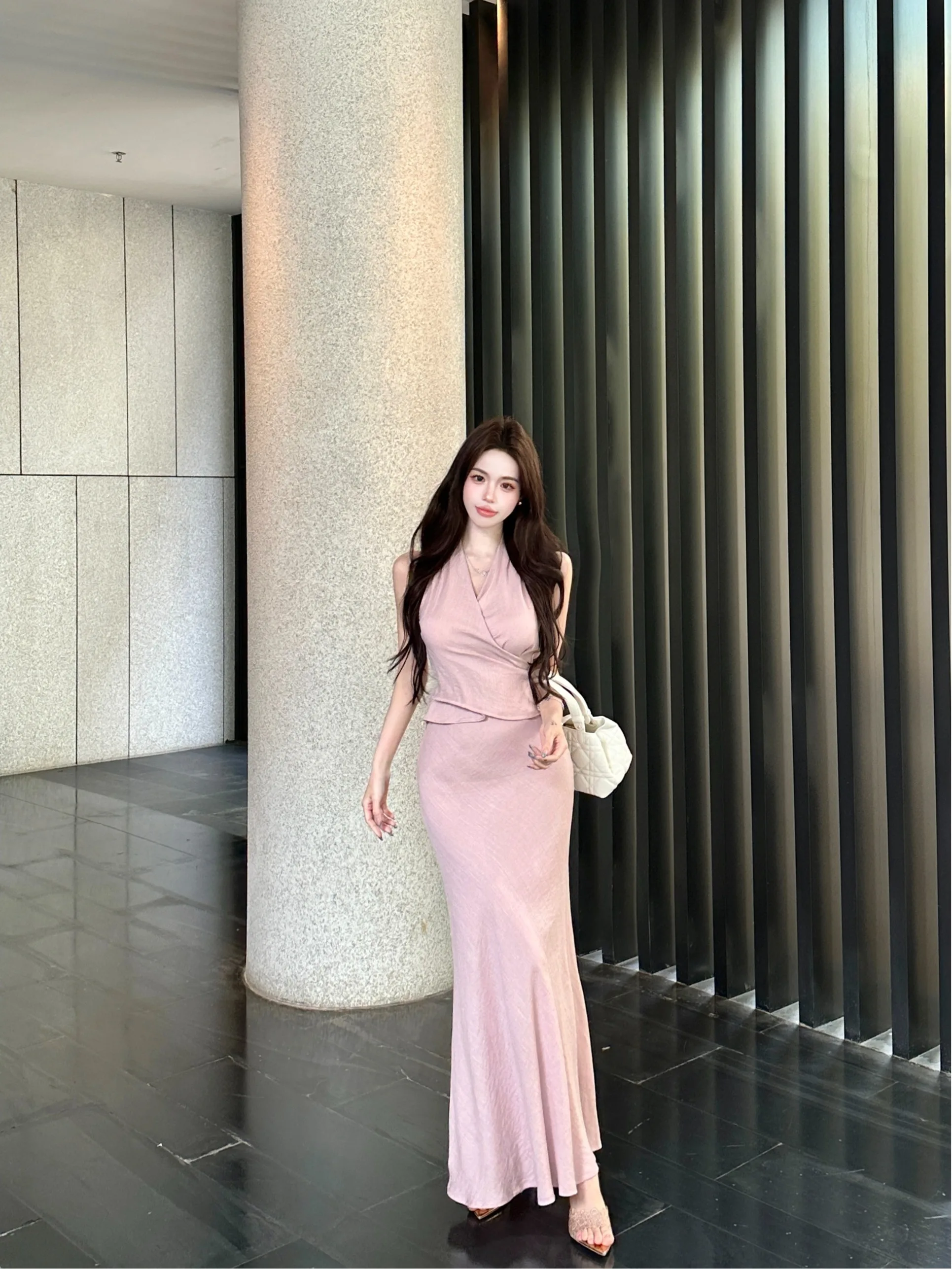 Spicy Girl Pure Desire V-neck Sleeveless Top Women Slimming Sexy Fish-tail Skirt Two-piece Set High Waist Universal Fit
Spicy Girl Pure Desire V-neck Sleeveless Top Women Slimming Sexy Fish-tail Skirt Two-piece Set High Waist Universal Fit