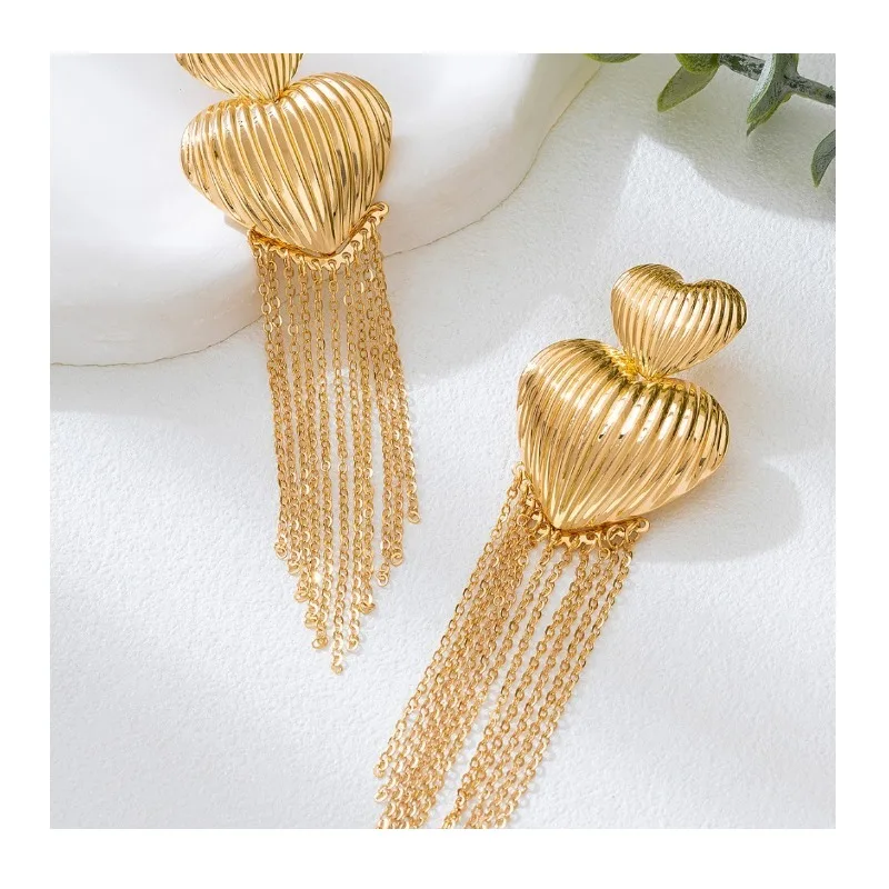 Hot-selling New Fashion Trend Personalized Metal Love Fringed Earrings Suitable for Women Street Parties
Hot-selling New Fashion Trend Personalized Metal Love Fringed Earrings Suitable for Women Street Parties