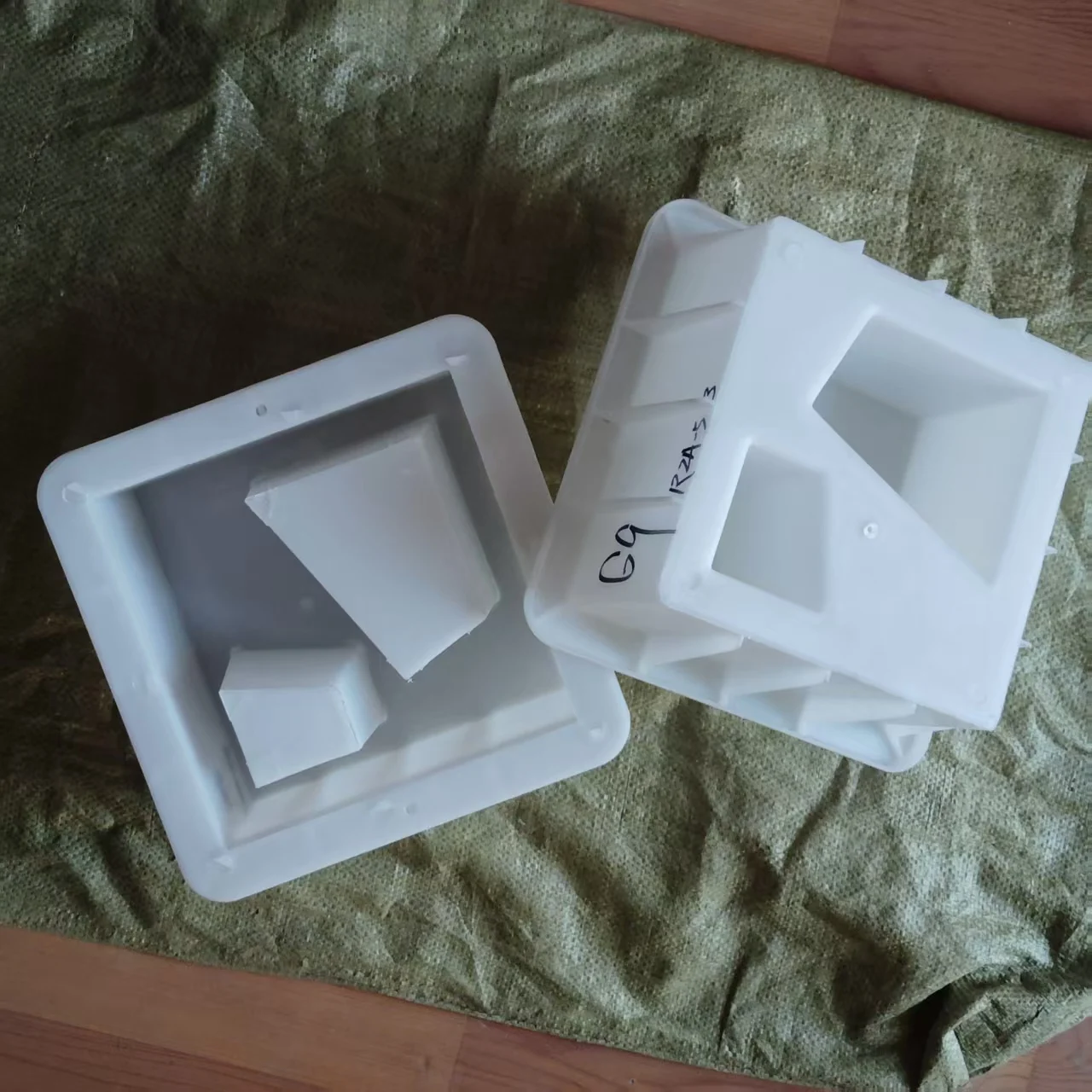 Internet-famous Hollow Brick Plastic Cement Mold 20*20*10cm Decorative Wall Slope Protection Building Partition Art
Internet-famous Hollow Brick Plastic Cement Mold 20*20*10cm Decorative Wall Slope Protection Building Partition Art