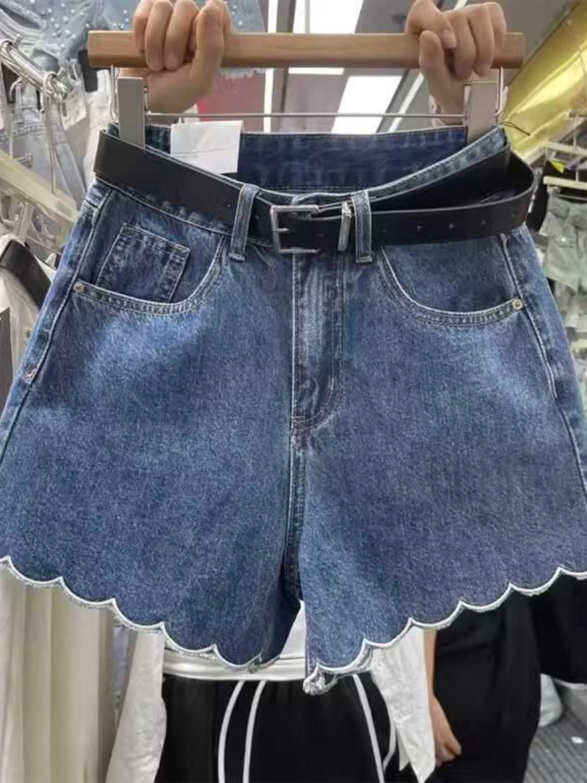 Faionable обхват трапециевидной формы с высокой талией, новые летние женские свободные волнистые обтягивающие джинсовые орты для похудения, повседневные прямые ноги 
Faionable обхват трапециевидной формы с высокой талией, новые летние женские свободные волнистые обтягивающие джинсовые орты для похудения, повседневные прямые ноги