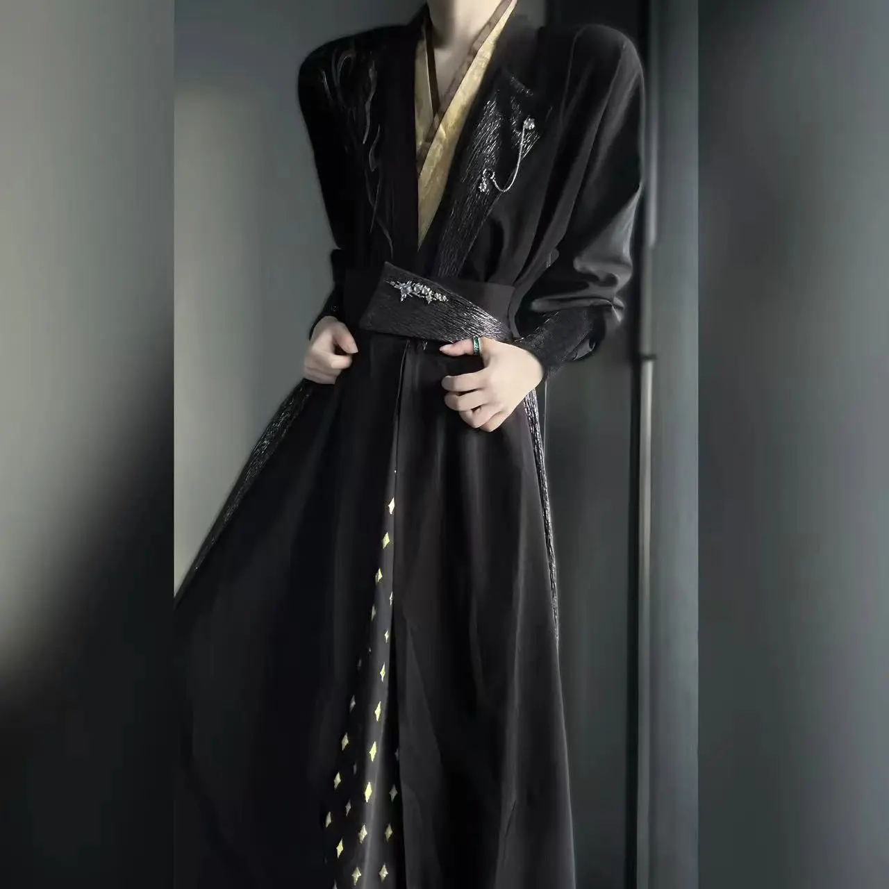 Костюм для косплея TGCF MDZS 2HA QJJ Moran, в китайском стиле Хань, с перекрестным воротником, унисекс, в стиле древнего ханьфу, черный ханьфу, костюм для рыцаря
Костюм для косплея TGCF MDZS 2HA QJJ Moran, в китайском стиле Хань, с перекрестным воротником, унисекс, в стиле древнего ханьфу, черный ханьфу, костюм для рыцаря