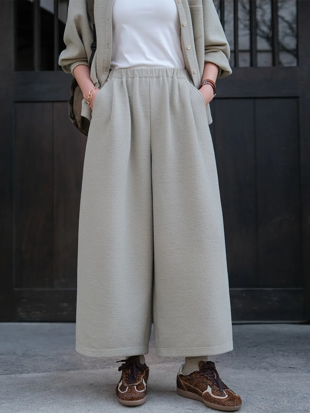 Новые весенние женские брюки из хлопковой смеси с эластичным поясом, свободные, широкие, укороченные (7/8), с двусторонним цветным воздушным слоем, повседневные
Новые весенние женские брюки из хлопковой смеси с эластичным поясом, свободные, широкие, укороченные (7/8), с двусторонним цветным воздушным слоем, повседневные