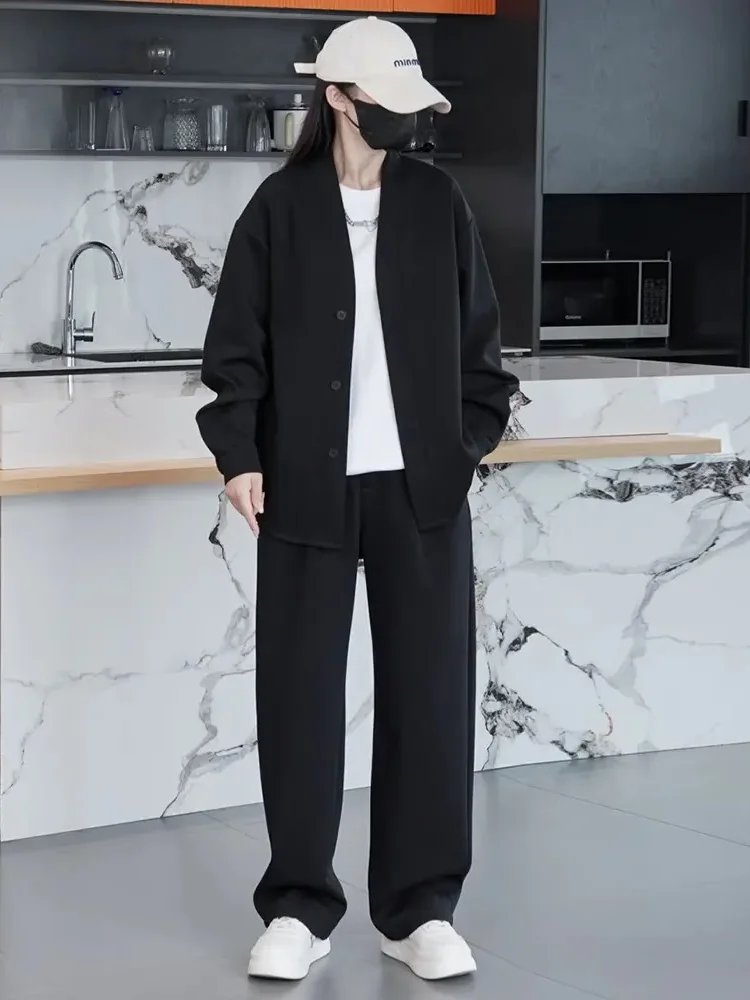 Spring Autumn New Luxury Style V-Neck Casual Set Men High-End Simple Match Open Cardigan Top Casual Pants Two-Piece Set
Spring Autumn New Luxury Style V-Neck Casual Set Men High-End Simple Match Open Cardigan Top Casual Pants Two-Piece Set