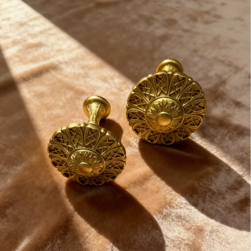 1 pair of European style light luxury gold printed curtain wall hooks, dome shaped curtain hooks, curtain hanging ball storage h
1 pair of European style light luxury gold printed curtain wall hooks, dome shaped curtain hooks, curtain hanging ball storage h