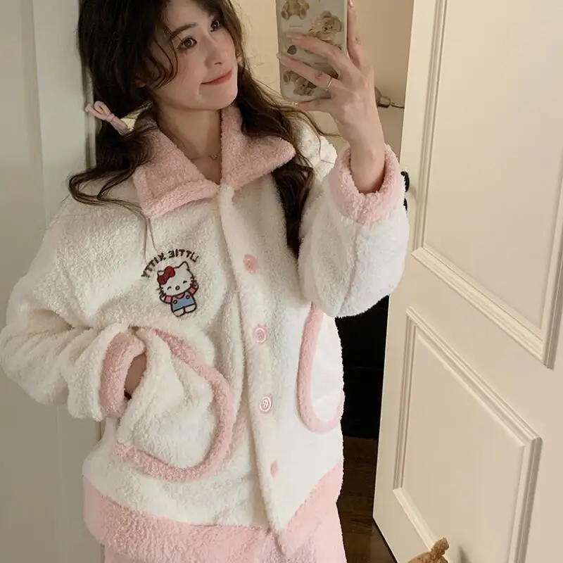 Hello Kitty 2025, зимняя новая студенческая толстая теплая пижама с героями мультфильмов, женская мягкая милая домашняя одежда с героями мультфильмов, комплект удобной милой одежды
Hello Kitty 2025, зимняя новая студенческая толстая теплая пижама с героями мультфильмов, женская мягкая милая домашняя одежда с героями мультфильмов, комплект удобной милой одежды