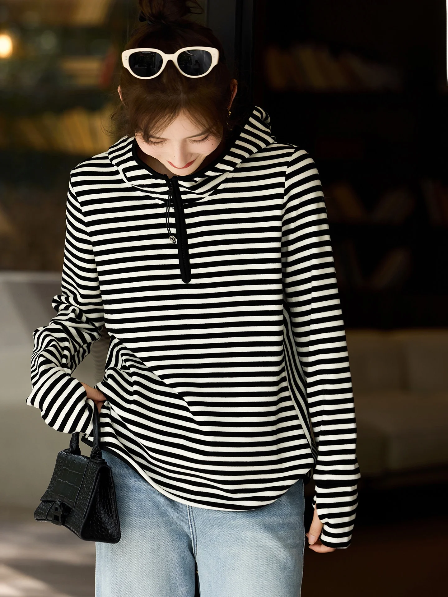 Повседневная женская футболка в полоску с длинным рукавом, свободного кроя, осенне-зимняя, новая, в уличном стиле, модный базовый топ
Повседневная женская футболка в полоску с длинным рукавом, свободного кроя, осенне-зимняя, новая, в уличном стиле, модный базовый топ