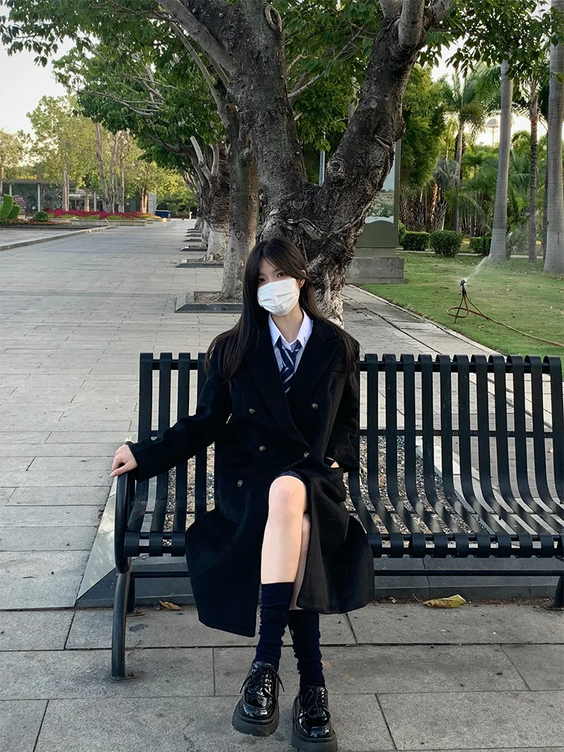 Черное шерстяное пальто двубортное, средней длины, в стиле JK, однотонное, для повседневной носки
Черное шерстяное пальто двубортное, средней длины, в стиле JK, однотонное, для повседневной носки