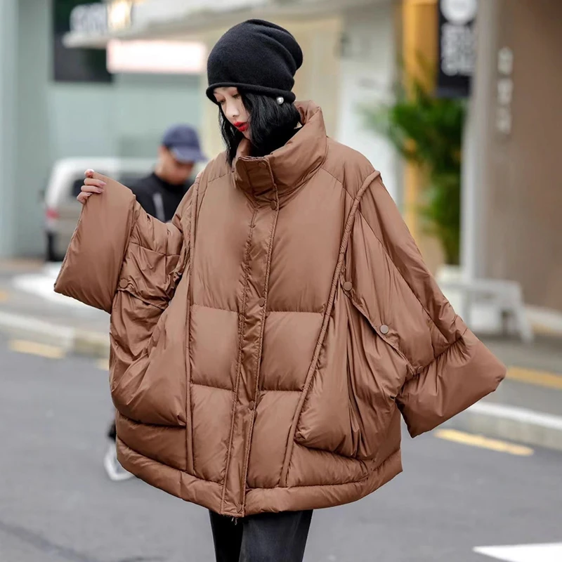 Winter Solid Stand Collar Loose Down Jacket Women White Duck Down Big Pocket Down Jacket Female Chic Warm Zipper Parker Outwears
Winter Solid Stand Collar Loose Down Jacket Women White Duck Down Big Pocket Down Jacket Female Chic Warm Zipper Parker Outwears
