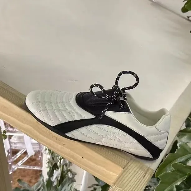 New Women's Retro Color-Block Golf Sneakers: Sporty Casual Sneakers
New Women's Retro Color-Block Golf Sneakers: Sporty Casual Sneakers