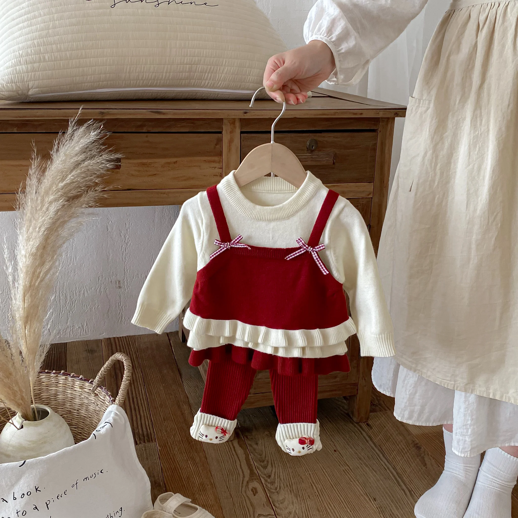 Autumn and winter girl sweater set, fake two-piece overalls knitted top + two-piece knitted leggings sweet knitted set
Autumn and winter girl sweater set, fake two-piece overalls knitted top + two-piece knitted leggings sweet knitted set