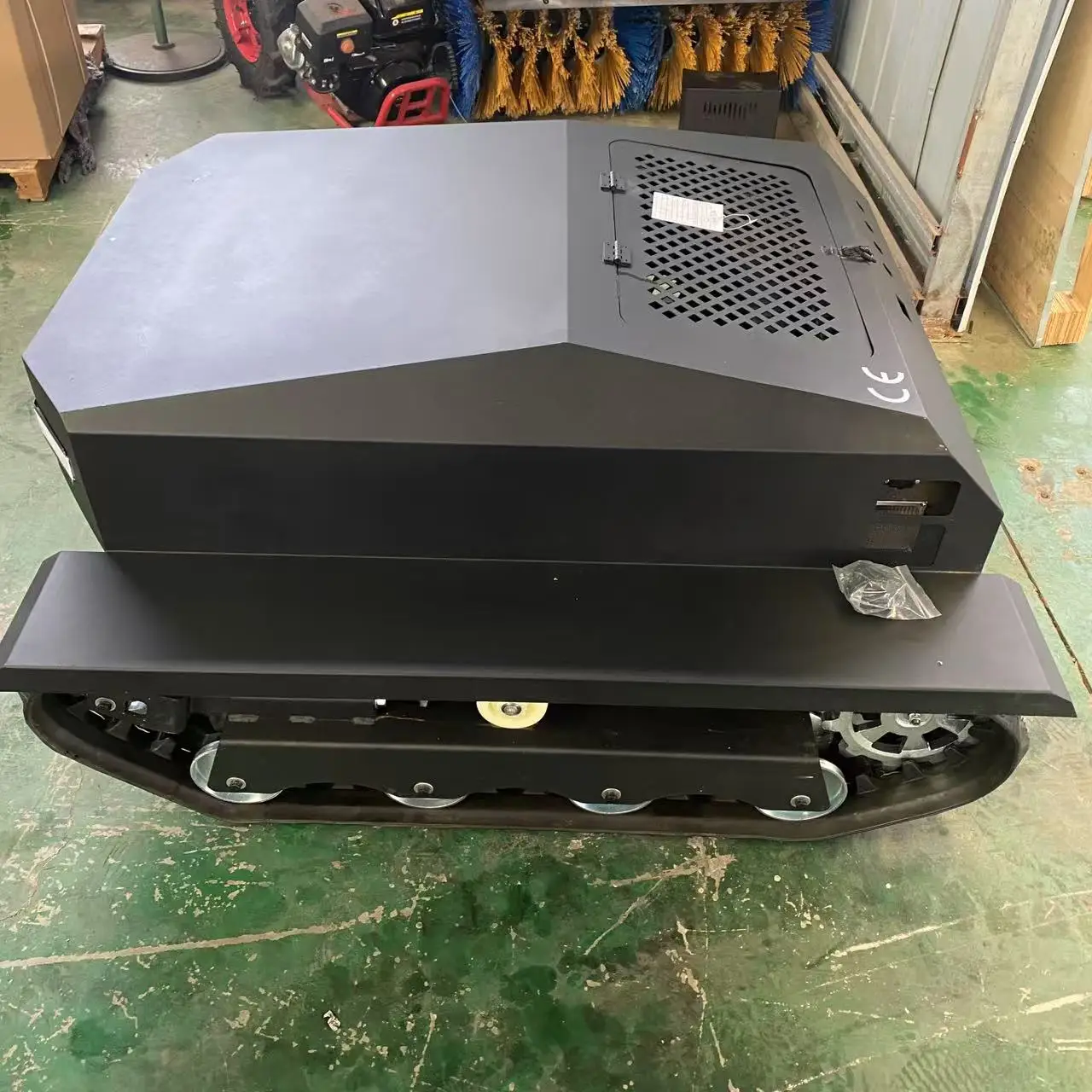 Customized lawn mower remote control operation frees up manpower and is suitable for large-scale lawn mowing
Customized lawn mower remote control operation frees up manpower and is suitable for large-scale lawn mowing