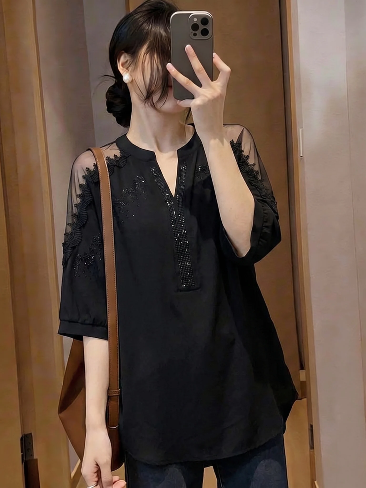 Elegant Black Lace V-neck Shoulder Shirt Women's plus Size Fashionable Youthful Top Casual Style Loose Fit Five Sleeve Length
Elegant Black Lace V-neck Shoulder Shirt Women's plus Size Fashionable Youthful Top Casual Style Loose Fit Five Sleeve Length
