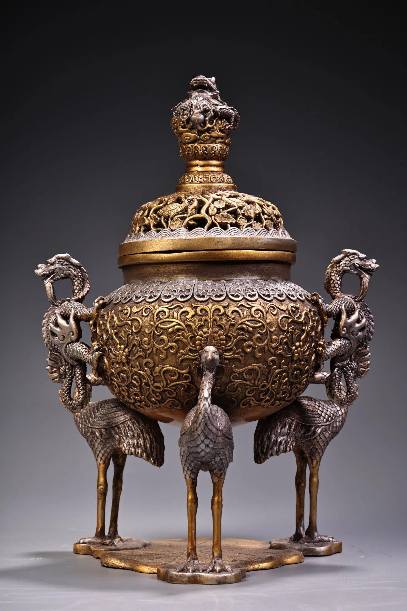 10"Tibetan Temple Collection Old Bronze Gilded Painted High Relief Three Crane Statues incense burners Worship Hall Town house
10"Tibetan Temple Collection Old Bronze Gilded Painted High Relief Three Crane Statues incense burners Worship Hall Town house