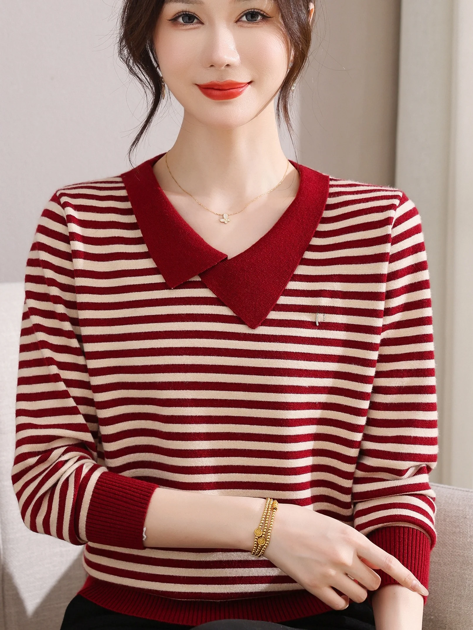 Модный полосатый трикотаж, топ, свободный крой, тонкий отложной воротник, женская футболка, маленькая осенняя одежда для среднего возраста...
Модный полосатый трикотаж, топ, свободный крой, тонкий отложной воротник, женская футболка, маленькая осенняя одежда для среднего возраста...