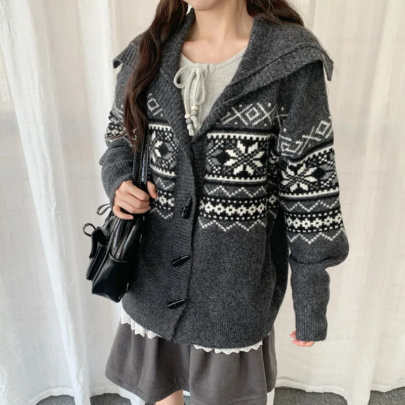 Y демонстрационный стильный кардиган с роговими пуговицами, женский зимний вязаный свитер с отложным воротником
Y демонстрационный стильный кардиган с роговими пуговицами, женский зимний вязаный свитер с отложным воротником