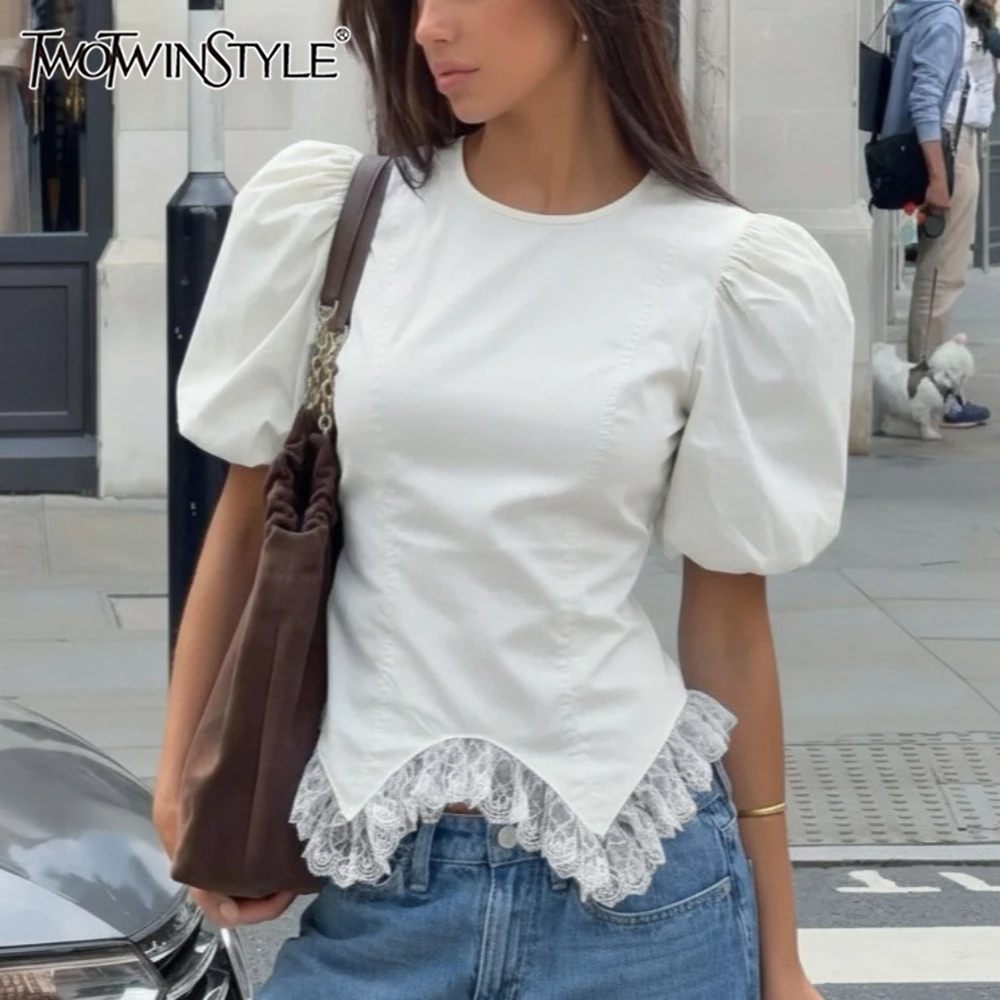 TWOTWINSTYLE White Loose Spliced Lace Shirts for Women O Neck Short Sleeve Commute Minimalist Shirt Female Summer Fashion New
TWOTWINSTYLE White Loose Spliced Lace Shirts for Women O Neck Short Sleeve Commute Minimalist Shirt Female Summer Fashion New