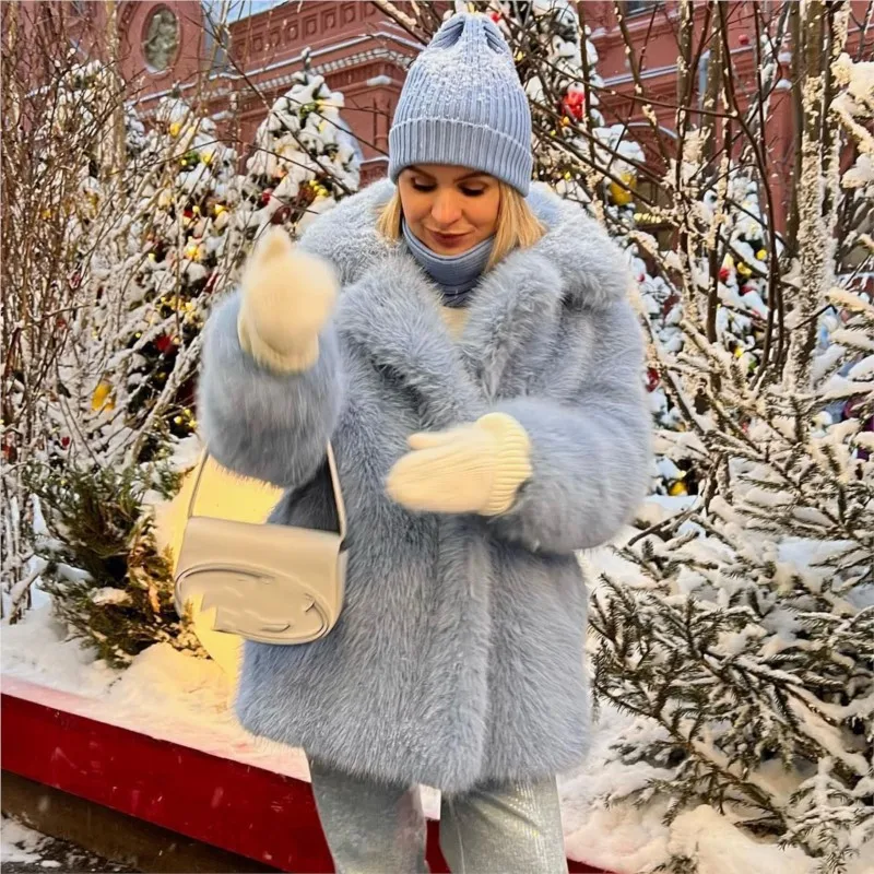 2025 женская зимняя куртка из искусственного меха средней длины, негабаритная шуба из искусственного лисьего меха, теплая верхняя одежда с плюшевым мехом, утепленная пушистая куртка, топы
2025 женская зимняя куртка из искусственного меха средней длины, негабаритная шуба из искусственного лисьего меха, теплая верхняя одежда с плюшевым мехом, утепленная пушистая куртка, топы