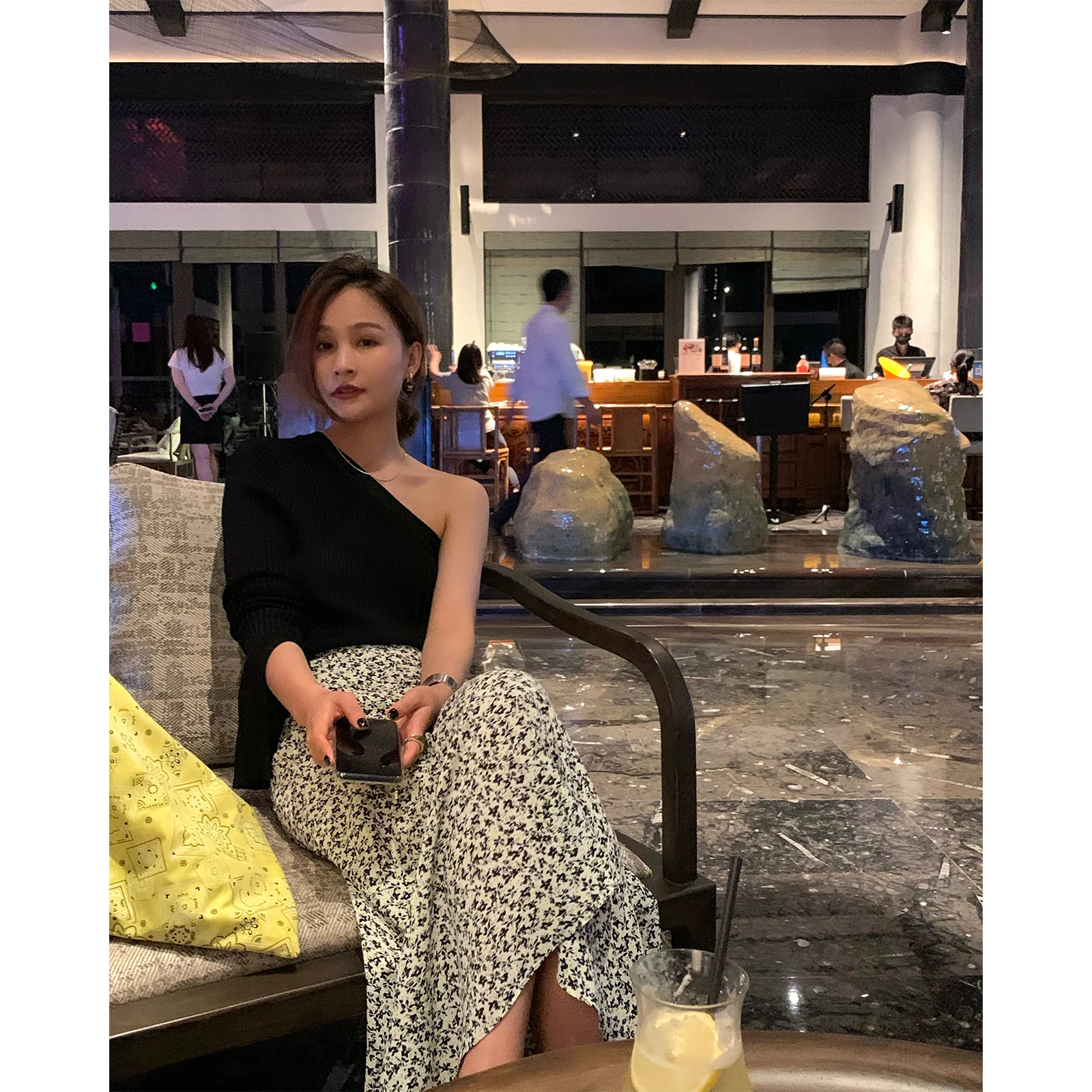 Шифоновая юбка-миди Bluetique с цветочным принтом, А-силуэт, с завышенной талией, утягивающая, летняя, женская, модная, для офиса
Шифоновая юбка-миди Bluetique с цветочным принтом, А-силуэт, с завышенной талией, утягивающая, летняя, женская, модная, для офиса