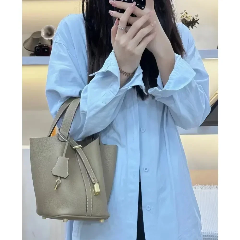 Office small handbag with high-end feel, women's 2025 fashion simple bucket bag, internet famous hand-held vegetable basket bag
Office small handbag with high-end feel, women's 2025 fashion simple bucket bag, internet famous hand-held vegetable basket bag