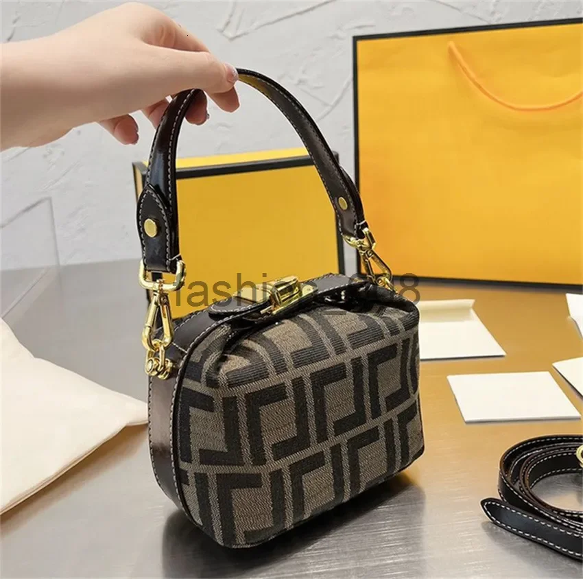 Women Baguette Tote Fashion Bag Designer Bags Crossbody Handbags Classic Shoulder Handbag Wallet Flap Famous Purse Canvas Totes Gift Ss98
Women Baguette Tote Fashion Bag Designer Bags Crossbody Handbags Classic Shoulder Handbag Wallet Flap Famous Purse Canvas Totes Gift Ss98