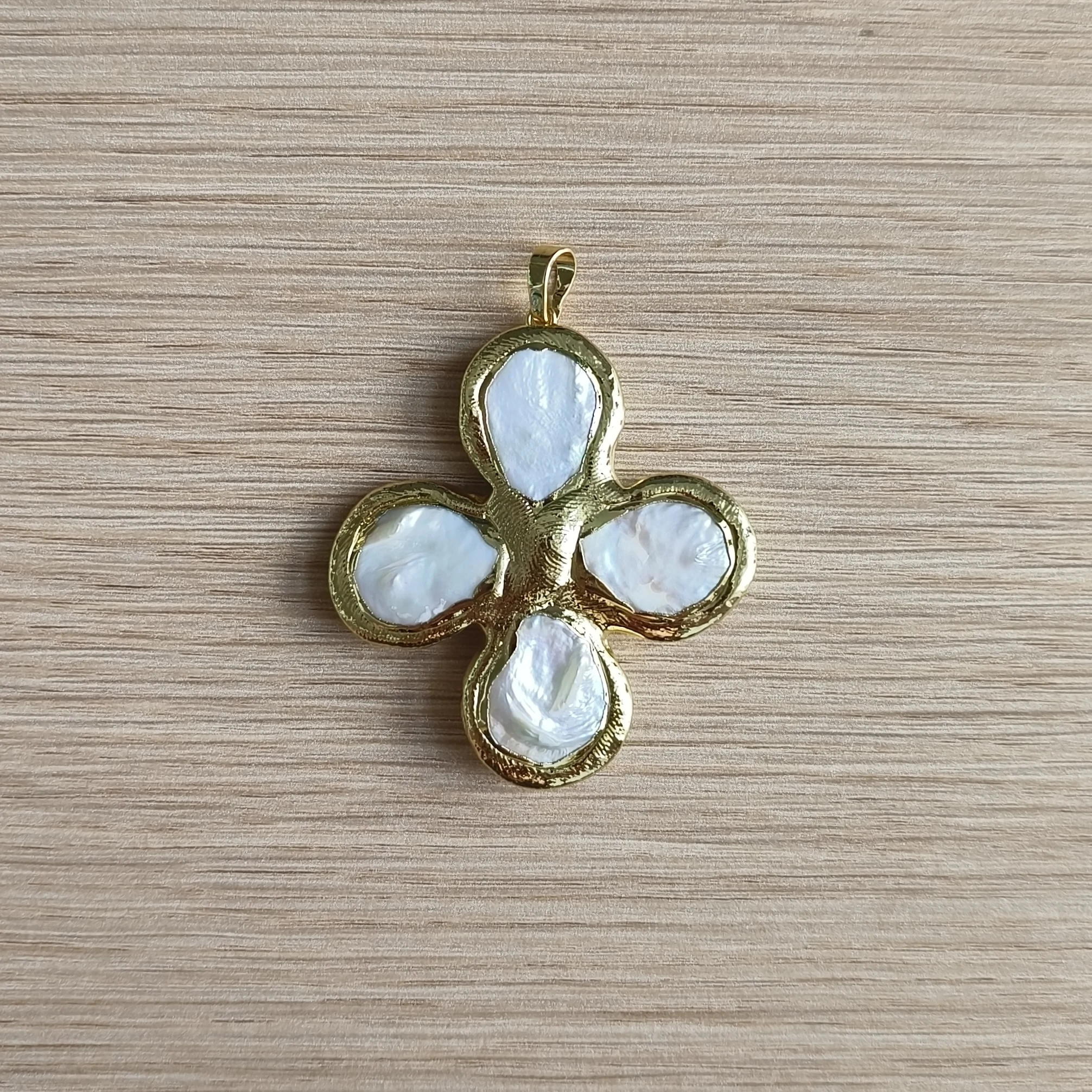 WT-JP383 Natural Freshwater Pearl Flower Shape In 18k Gold Plating Pendant Crafts Findings For Earring Or Necklace Accessory
WT-JP383 Natural Freshwater Pearl Flower Shape In 18k Gold Plating Pendant Crafts Findings For Earring Or Necklace Accessory