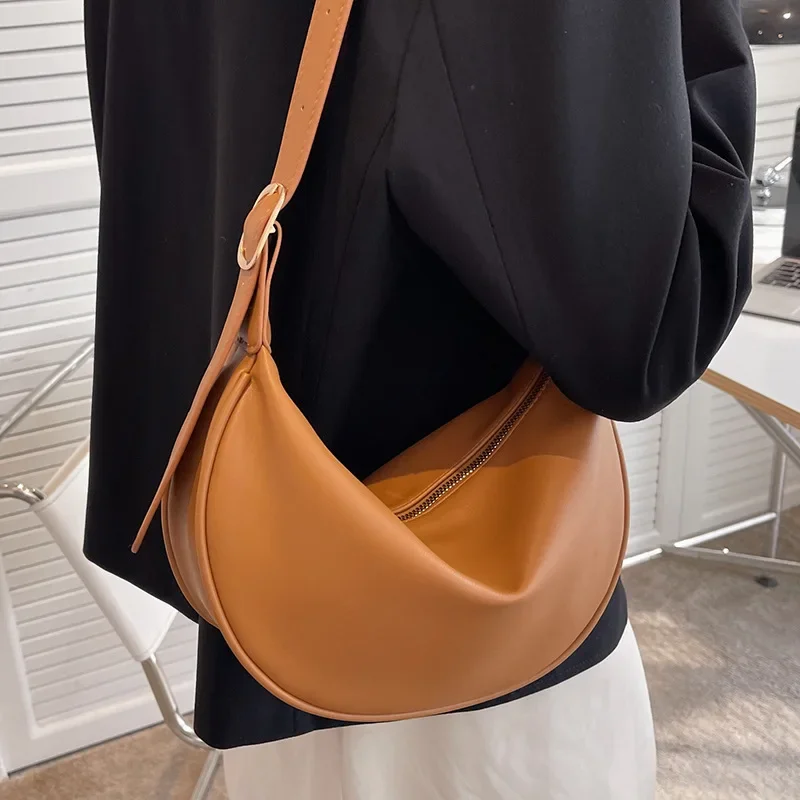 PU Shoulder Bag Girl Summer New Fashion One-shoulder Messenger Bag Design Ins Saddle Designer Bag
PU Shoulder Bag Girl Summer New Fashion One-shoulder Messenger Bag Design Ins Saddle Designer Bag