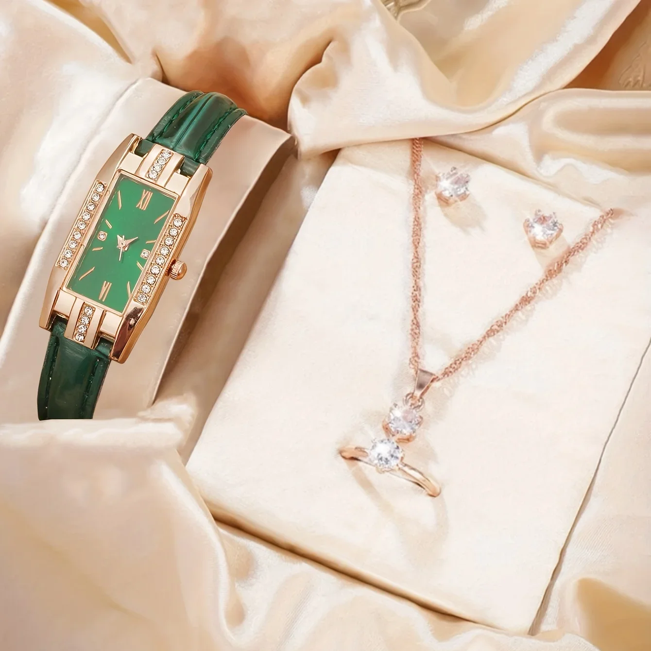 Ladies' fashionable and elegant diamond inlaid square Roman small dial belt quartz watch retro
Ladies' fashionable and elegant diamond inlaid square Roman small dial belt quartz watch retro