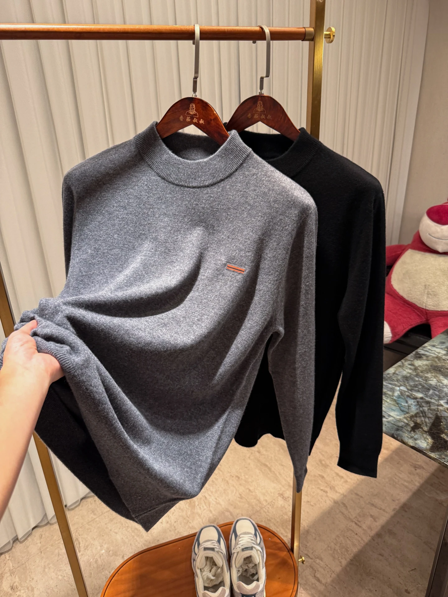 Мягкий шерстяной вязаный свитер из кашемира, теплый зимний мужской повседневный свитер с круглым вырезом и длинными рукавами, удобный крой
Мягкий шерстяной вязаный свитер из кашемира, теплый зимний мужской повседневный свитер с круглым вырезом и длинными рукавами, удобный крой