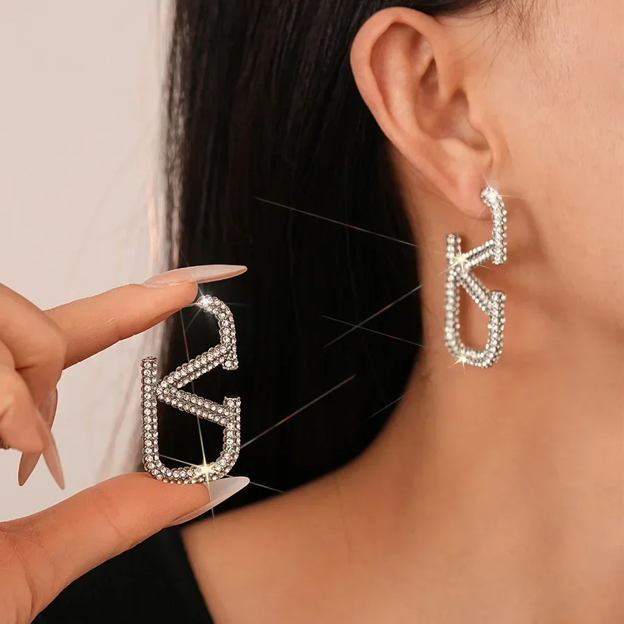 2025 Light Luxury Inset Diamond Letter V Silver Needle Earrings Simple Exquisite High-grade Sense of Temperament Earrings Women
2025 Light Luxury Inset Diamond Letter V Silver Needle Earrings Simple Exquisite High-grade Sense of Temperament Earrings Women