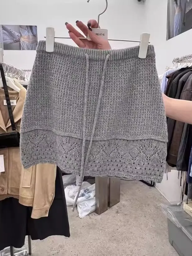 Весна 2026: Эластичная трикотажная юбка-карандаш с кружевными вставками и завышенной талией, удобная для повседневной носки.
Весна 2026: Эластичная трикотажная юбка-карандаш с кружевными вставками и завышенной талией, удобная для повседневной носки.