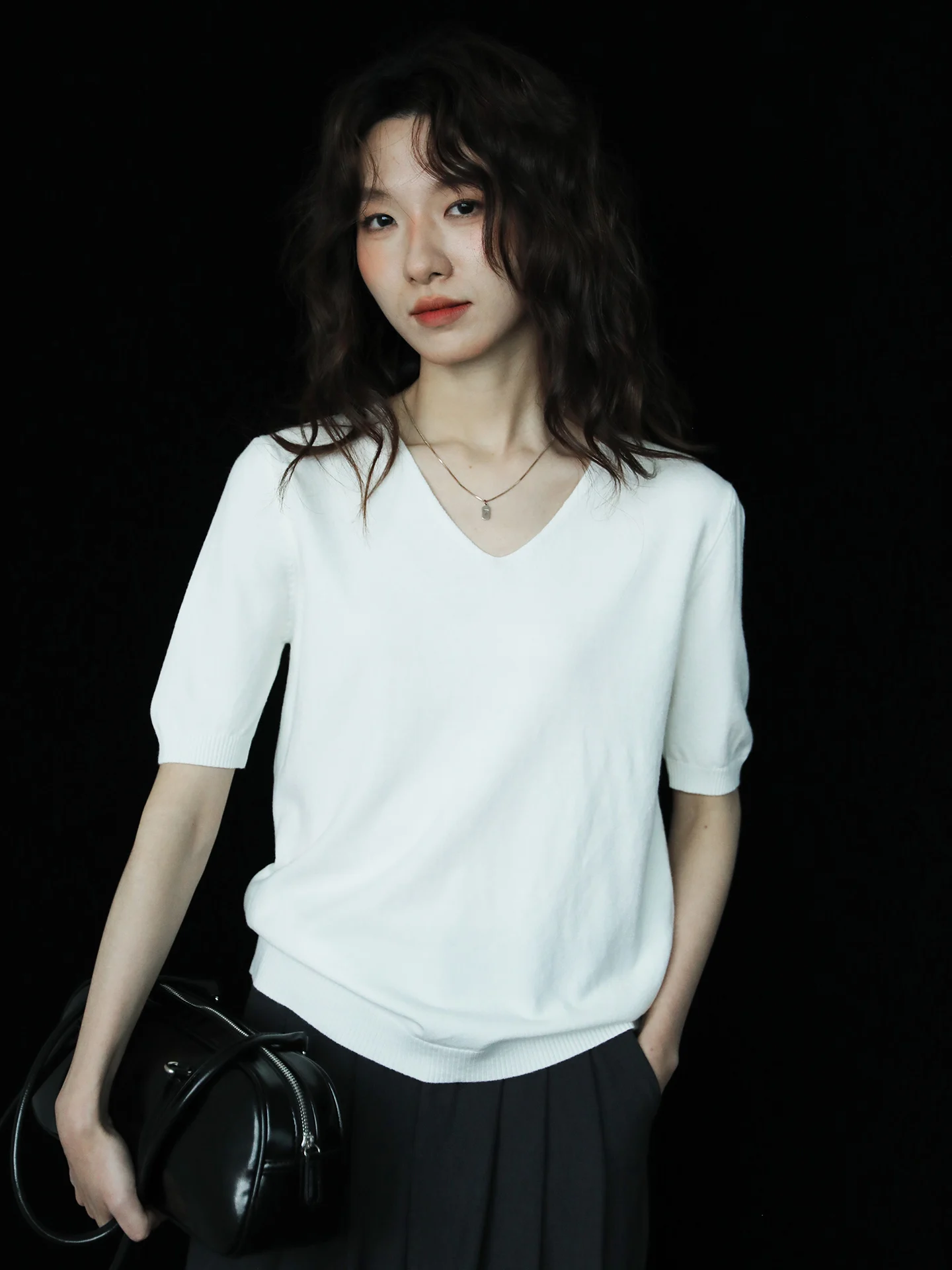 Retro Commuter Style White Short Sleeve V-Neck Knitted T-Shirt Women's Summer Loose Fit Overhead Design Simple Casual Top
Retro Commuter Style White Short Sleeve V-Neck Knitted T-Shirt Women's Summer Loose Fit Overhead Design Simple Casual Top