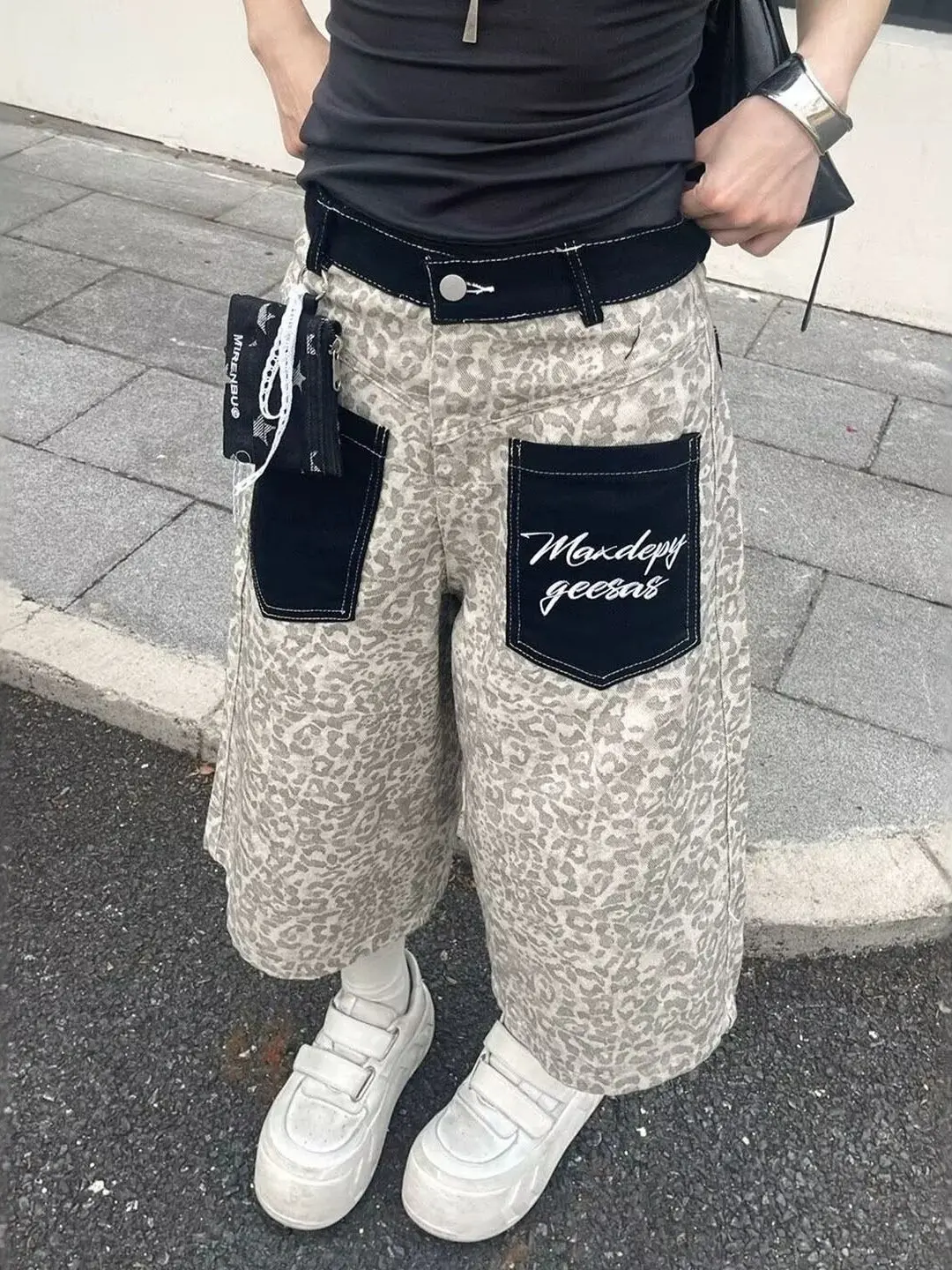 Retro American Leopard Print Patchwork Pocket Asymmetrical Jeans Shorts Women's Summer Loose Fit Casual Denim Shorts
Retro American Leopard Print Patchwork Pocket Asymmetrical Jeans Shorts Women's Summer Loose Fit Casual Denim Shorts