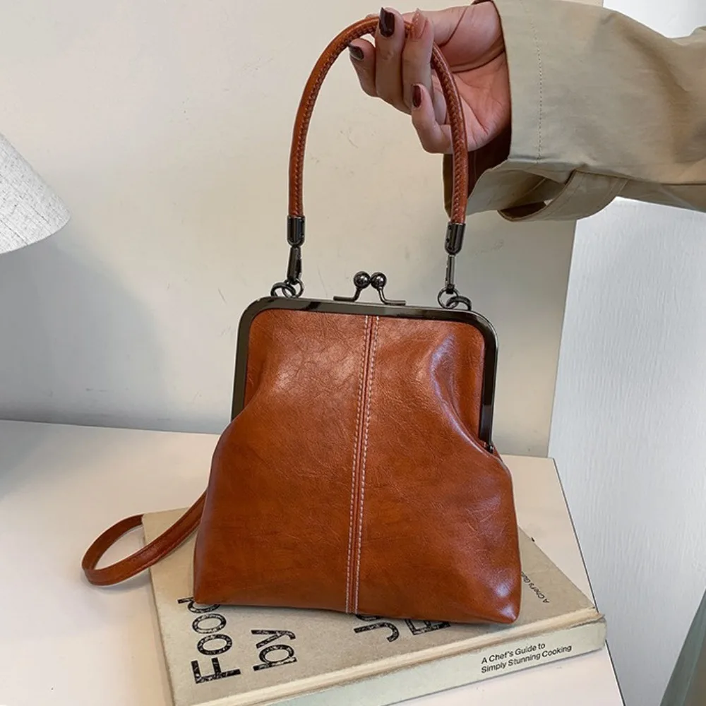 Elegant Kiss Lock Shoulder Bag PU Leather Large Capacity Chinese Style Crossbody Bag Retro Solid Color Vintage Women's Handbag
Elegant Kiss Lock Shoulder Bag PU Leather Large Capacity Chinese Style Crossbody Bag Retro Solid Color Vintage Women's Handbag