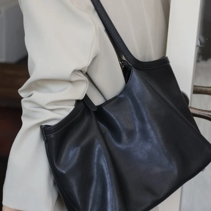 Осенняя коллекция 2025: Простая городская сумка-тоут из натуральной кожи, большая вместительная женская сумка через плечо, сумка-багет, мотоциклетная сумка
Осенняя коллекция 2025: Простая городская сумка-тоут из натуральной кожи, большая вместительная женская сумка через плечо, сумка-багет, мотоциклетная сумка