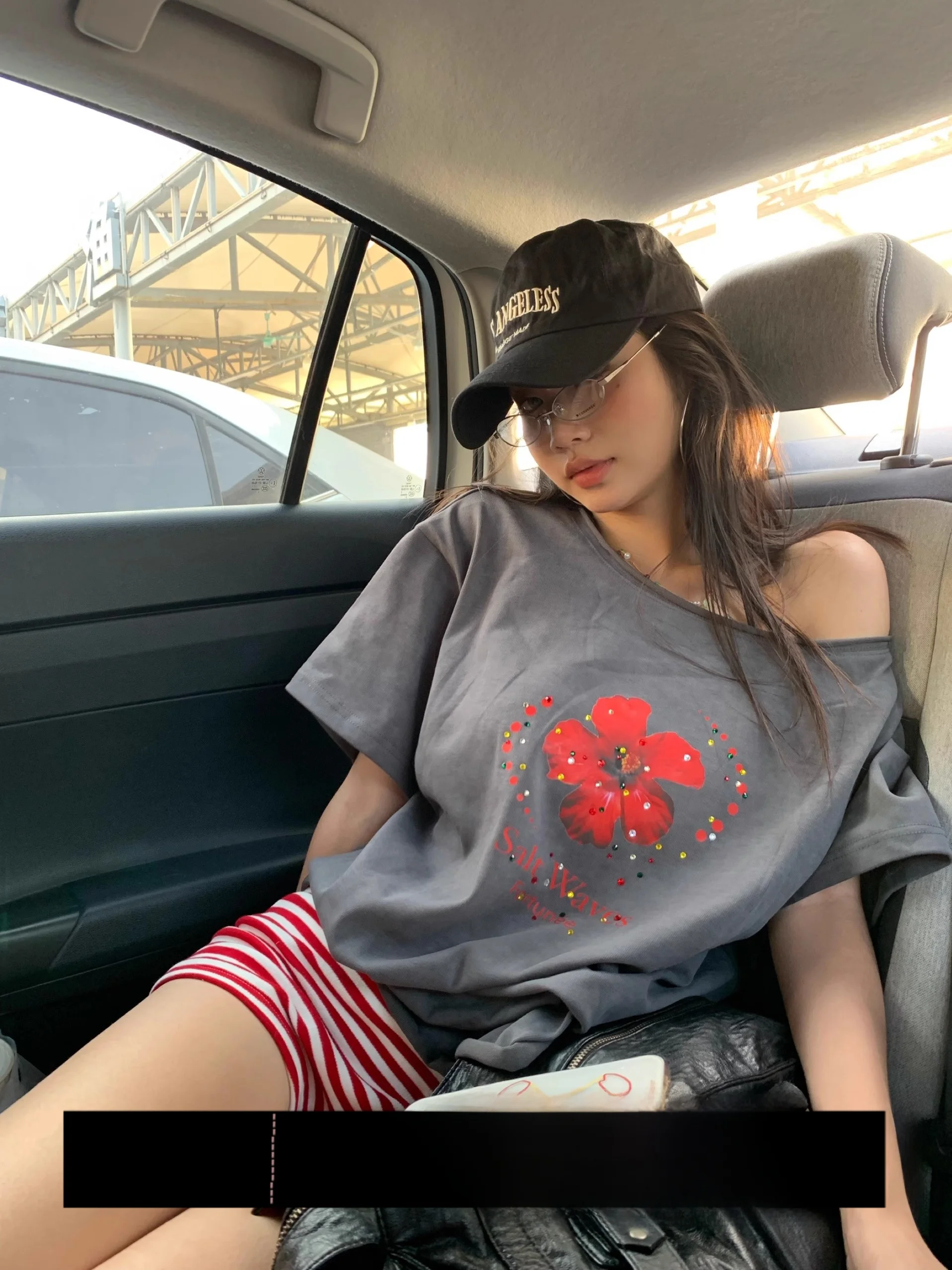 Fortunee оригинальная женская футболка с винтажным принтом и цветком гибискуса со стразами, свободная женская футболка с плечами ort Sve
Fortunee оригинальная женская футболка с винтажным принтом и цветком гибискуса со стразами, свободная женская футболка с плечами ort Sve