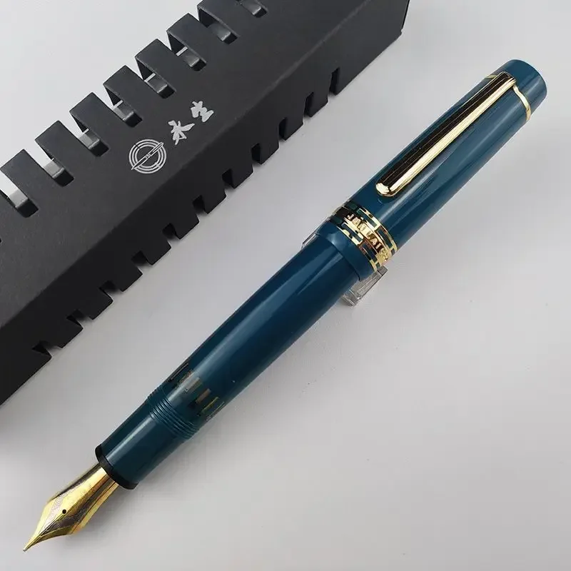 Чернильные ручки WingSung 630, серия MSK149, поршневой наполнитель, роскошный фонтан из смолы, канцелярские принадлежности, прозрачный, серый, красный, зеленый
Чернильные ручки WingSung 630, серия MSK149, поршневой наполнитель, роскошный фонтан из смолы, канцелярские принадлежности, прозрачный, серый, красный, зеленый