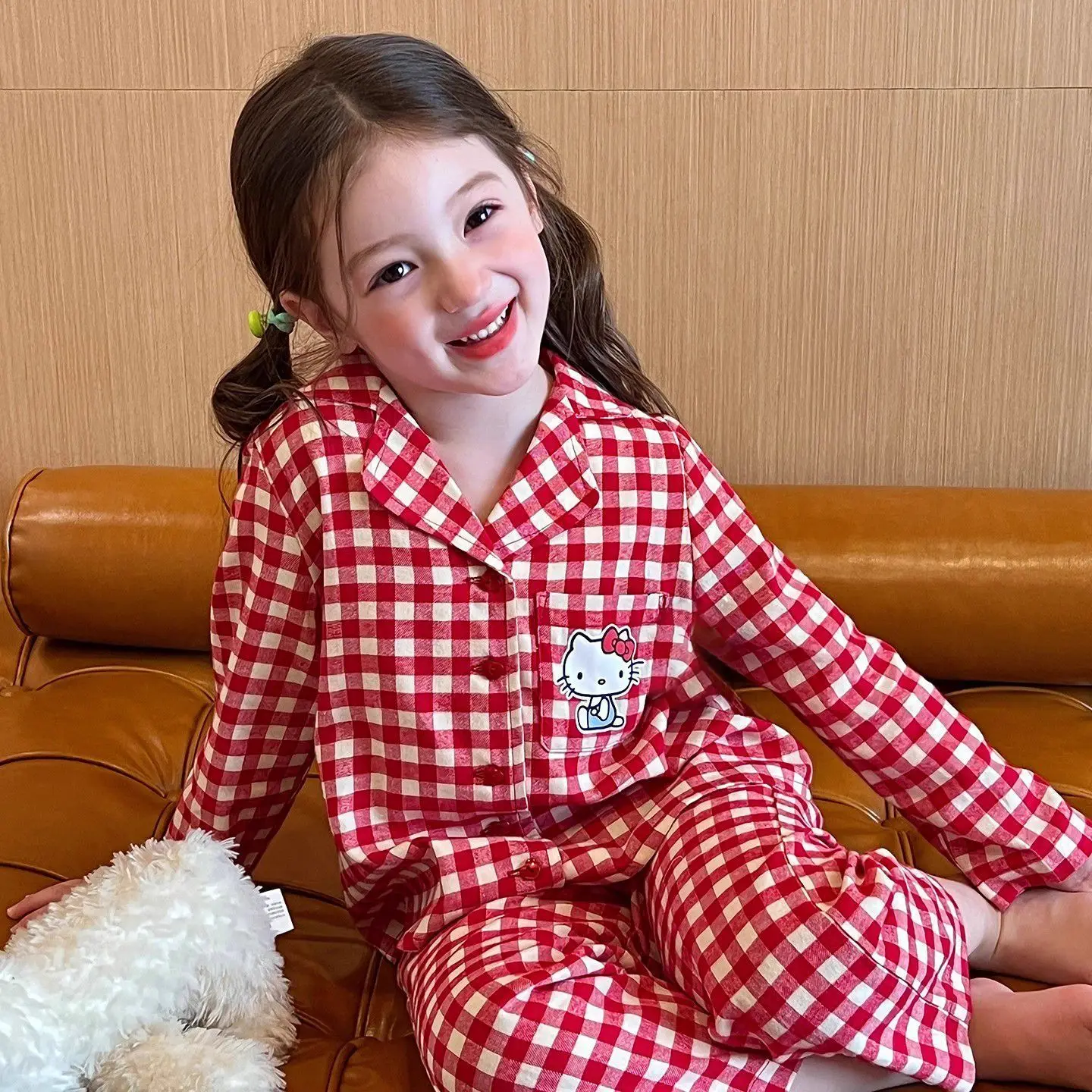 Комплект детской пижамы из 2 предметов в стиле аниме Sanrio Hello Kitty, милые красные топы и брюки с клетчатым принтом, модная простая домашняя одежда с героями мультфильмов для девочек
Комплект детской пижамы из 2 предметов в стиле аниме Sanrio Hello Kitty, милые красные топы и брюки с клетчатым принтом, модная простая домашняя одежда с героями мультфильмов для девочек