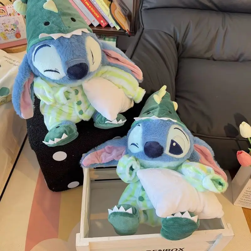 Пижамы с динозавром, милая плюшевая кукла Sleepy Stitch, мягкое плюшевое украшение для рабочего стола, мягкая и удобная подушка для тела, подарок на день рождения
Пижамы с динозавром, милая плюшевая кукла Sleepy Stitch, мягкое плюшевое украшение для рабочего стола, мягкая и удобная подушка для тела, подарок на день рождения